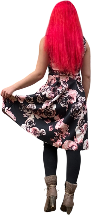 Nainen katsoo järvelle